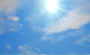 UV対策に選ぶなら白と黒どちらの日傘？